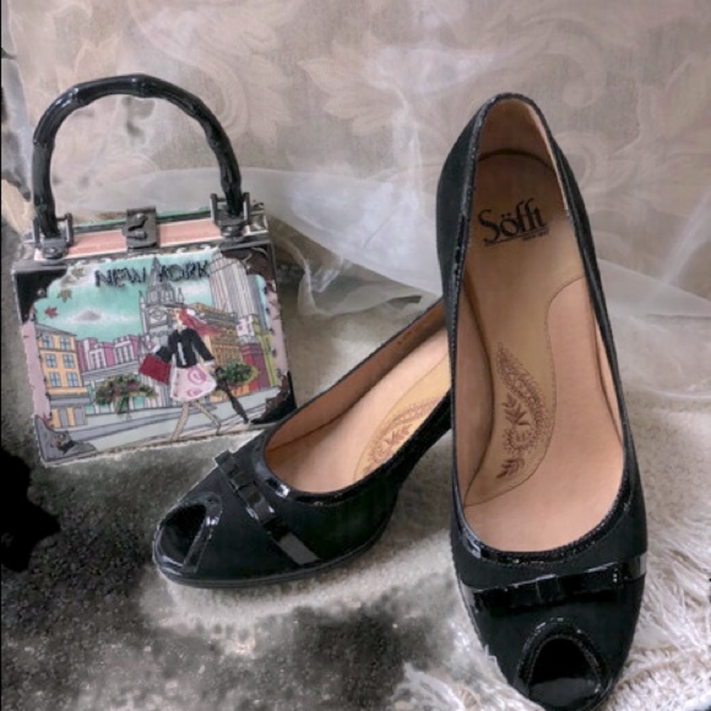 Cozy Soffit suede black peep hole pumps